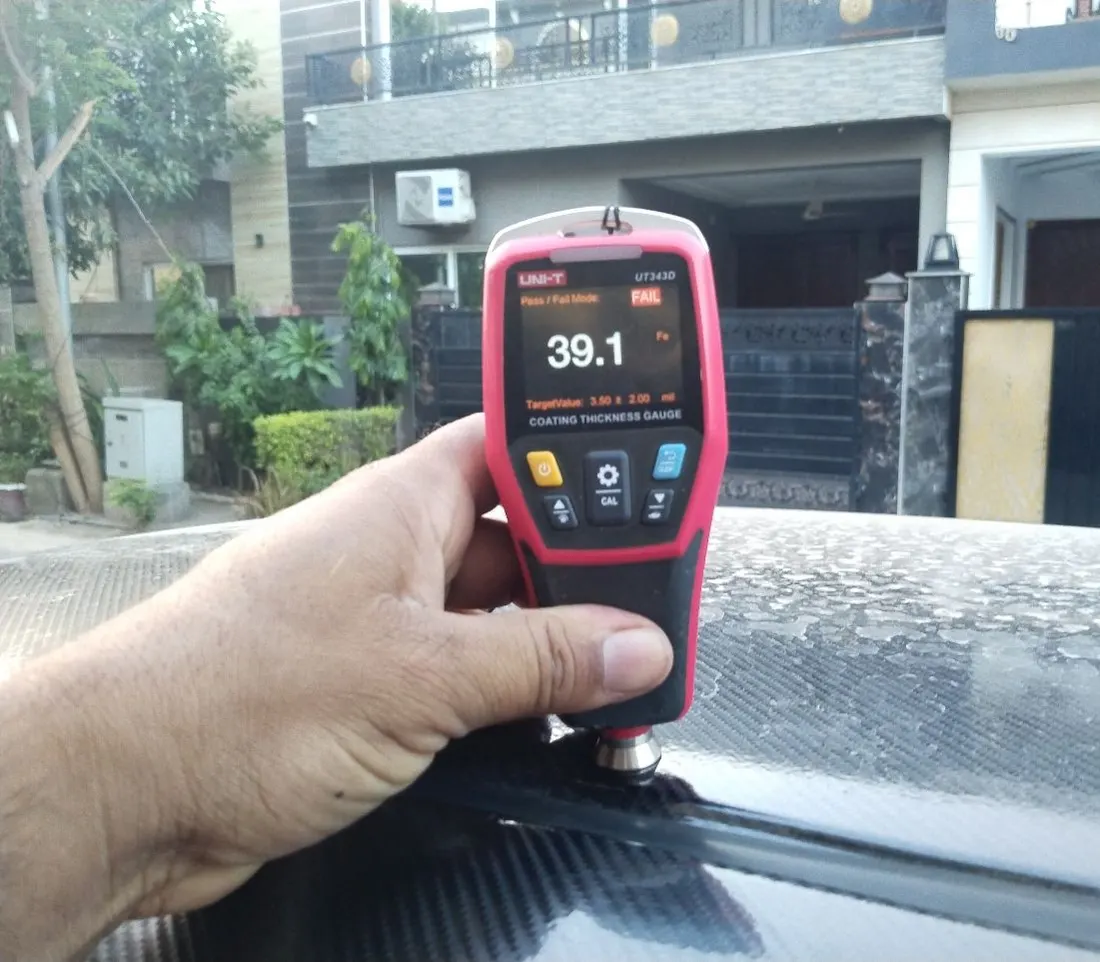 Paint thickness gauge reading 39.1 mils FAIL on a repainted car roof with cracked clear coat, found during a CarOK doorstep inspection
