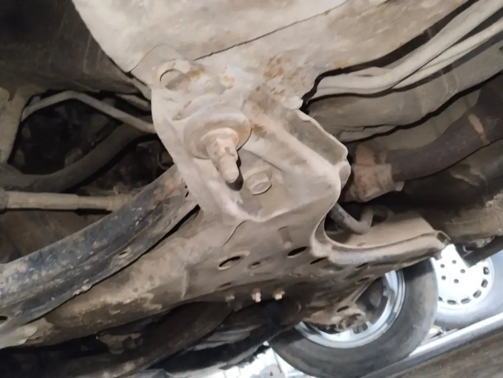 Underbody: surface rust on the subframe and suspension — wear the 33,000 km claim couldn’t explain